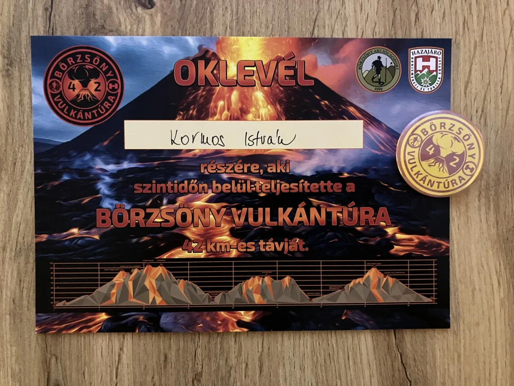 A túra teljesítéséért járó kitűző és oklevél.