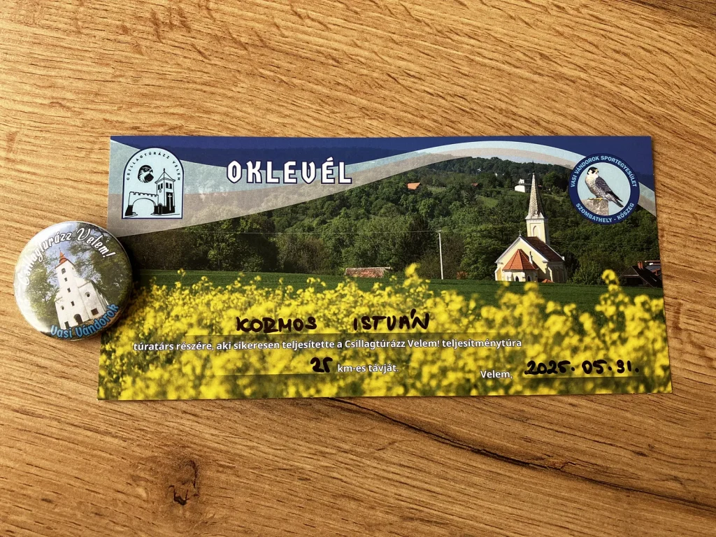 A túra teljesítéséért járó oklevél és kitűző.