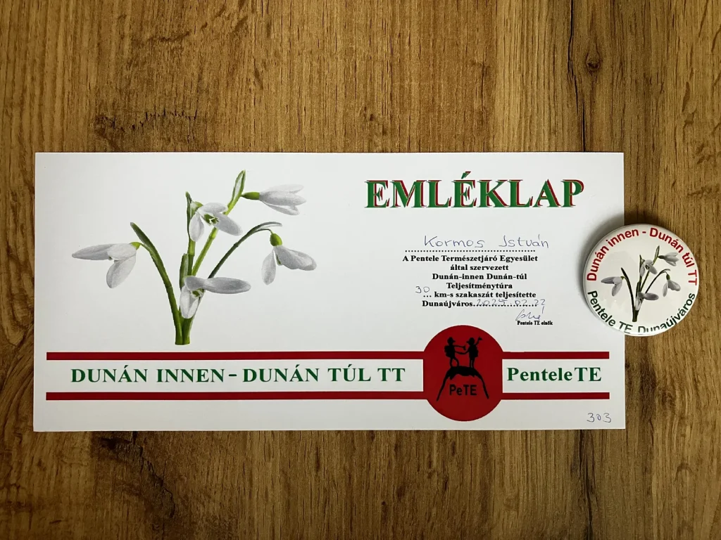 A túrán kapott emléklap és kitűző.