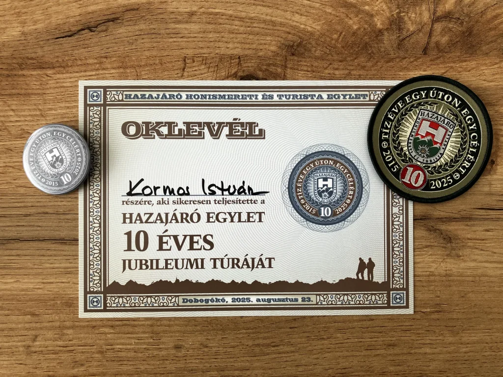 A túráért kapott oklevél, kitűző és felvarró.