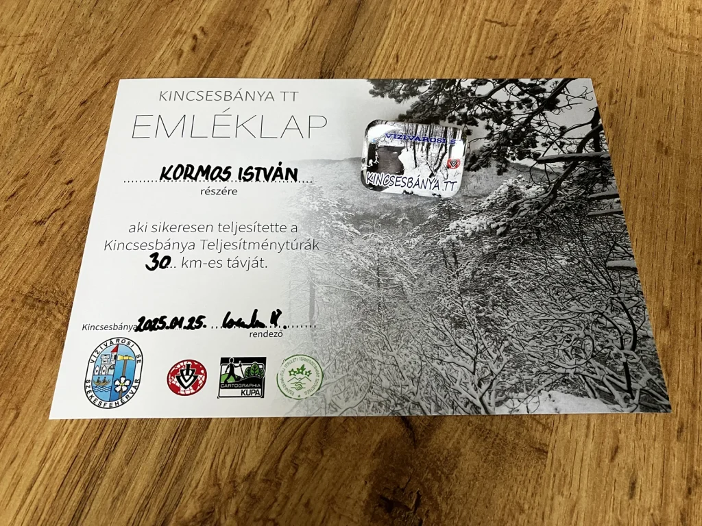 A túráért kapott emléklap és kitűző.